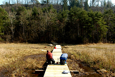 Civiliste construisant une passerelle en bois